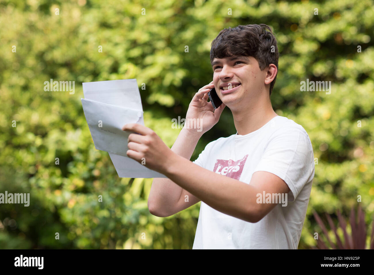 Agli studenti di aprire i loro risultati su un livello risultati giorno a Swansea, South Wales, Regno Unito. Foto Stock