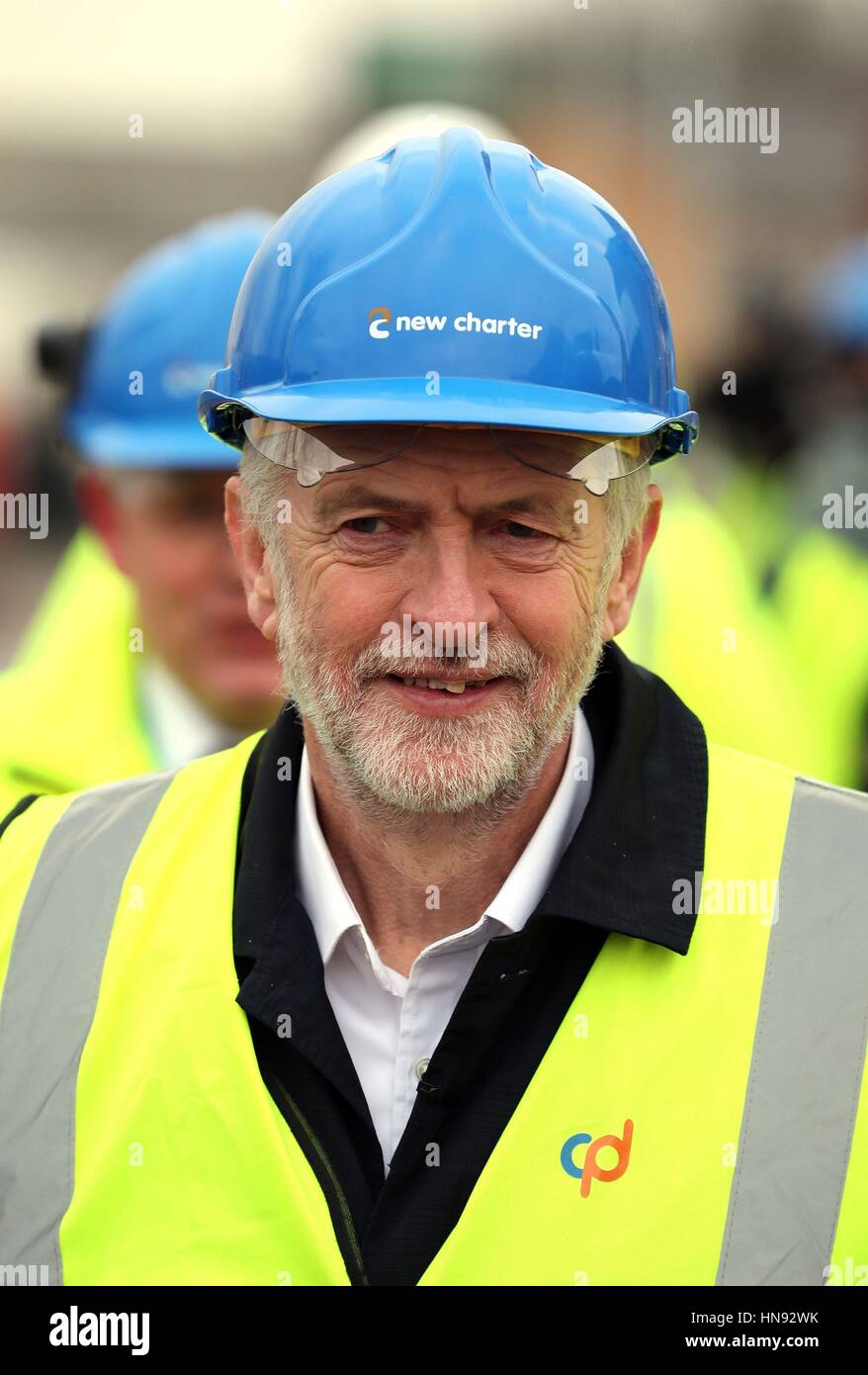 Leader laburista Jeremy Corbyn durante una visita ad un nuovo alloggiamento della carta lo sviluppo in Coleridge vicino, Ashton. Foto Stock