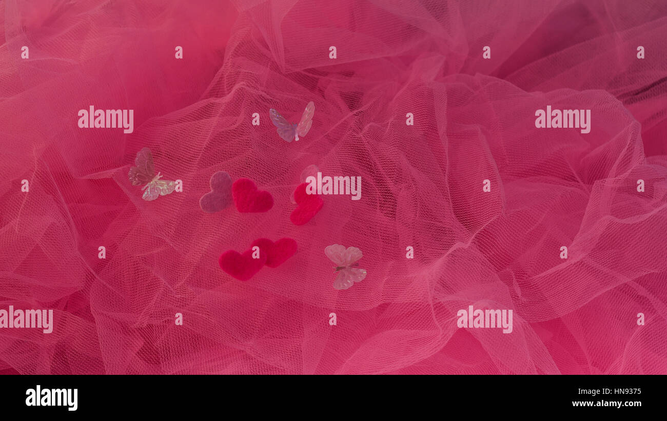 Cuori aspirano su uno sfondo di colore rosso. Concetto di amore, San Valentino, amanti. Appartamento volare il giorno di San Valentino amore Foto Stock