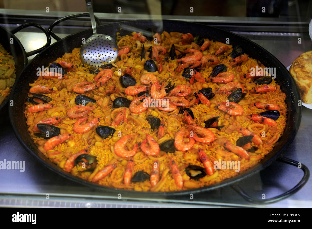 Piatto di grandi dimensioni di appena cucinato la paella di frutti di mare, la città di Valencia, Spagna Foto Stock