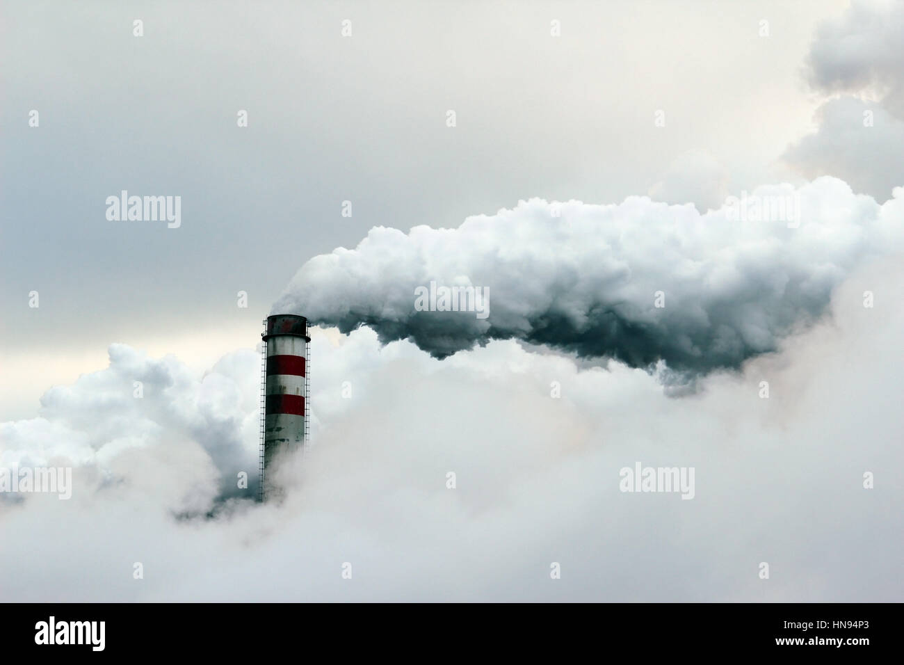 Grande nube di fumo di pianta di potere camino, inquinamento aria Foto Stock