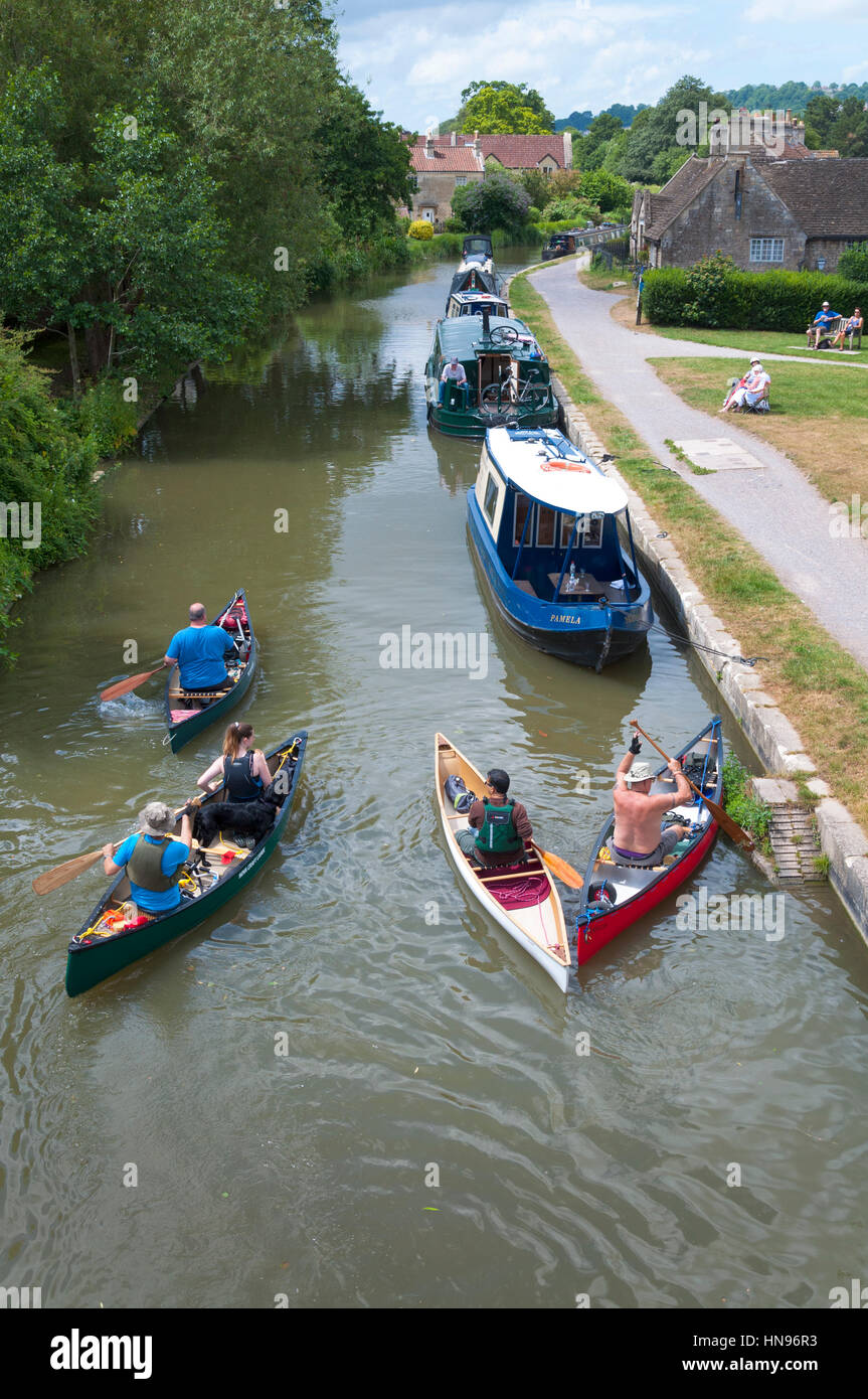 Canoa e ormeggi sul Kennet and Avon Canal a Bathampton, Somersert, England, Regno Unito Foto Stock