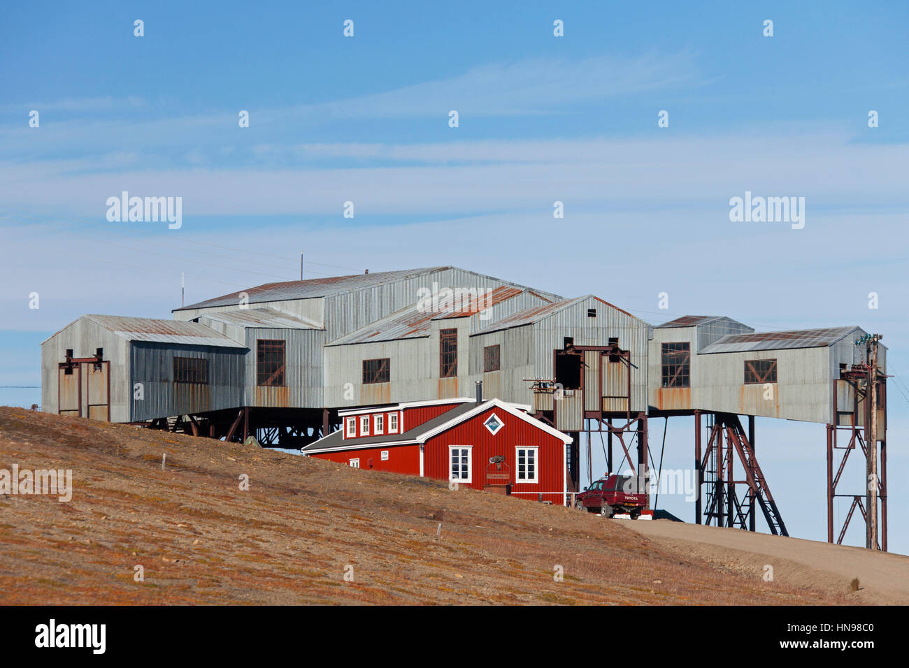 Abbandonate le miniere di carbone dalla stazione della funicolare di ex miniera di carbone vicino a Longyearbyen, Svalbard / Spitsbergen Foto Stock