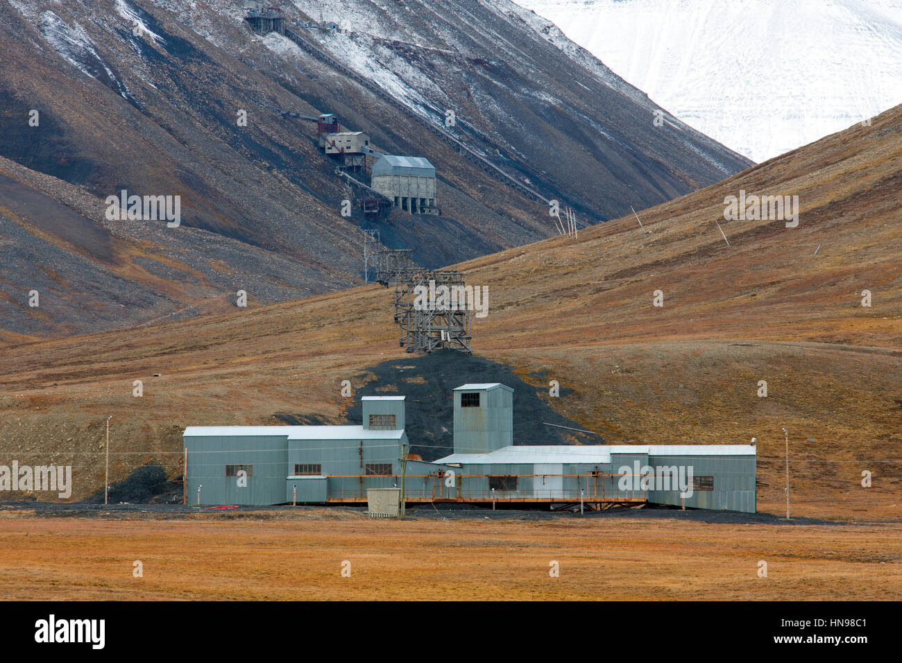 Vecchia miniera di carbone a Adventdalen in estate, Longyearbyen, Svalbard / Spitsbergen Foto Stock