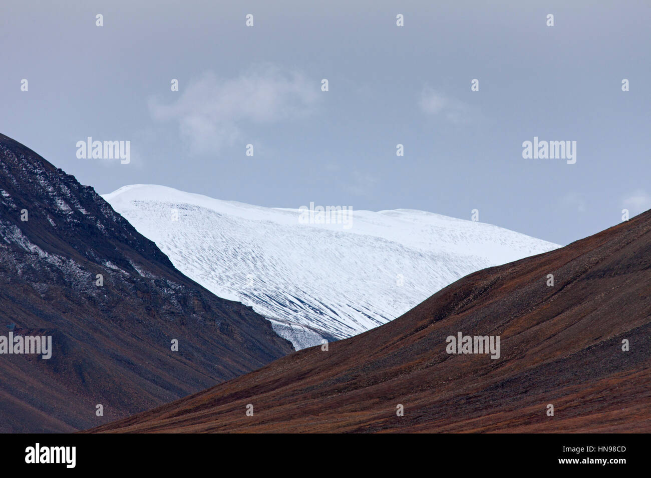 Coperta di neve montagna in Adventdalen, Longyearbyen, Svalbard / Spitsbergen Foto Stock