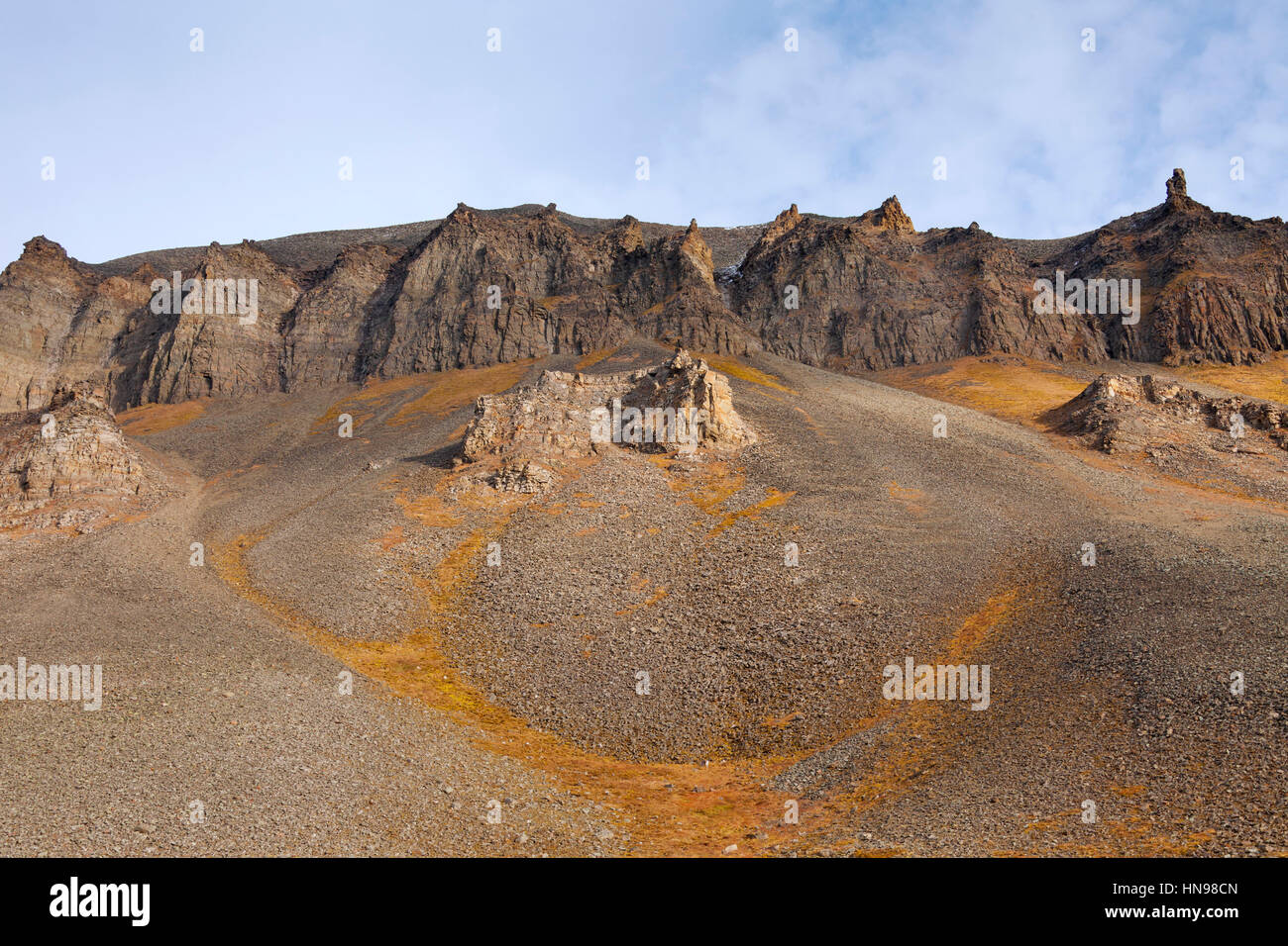 Ghiaione sotto eroso le formazioni rocciose a Adventdalen, Longyearbyen, Svalbard / Spitsbergen Foto Stock