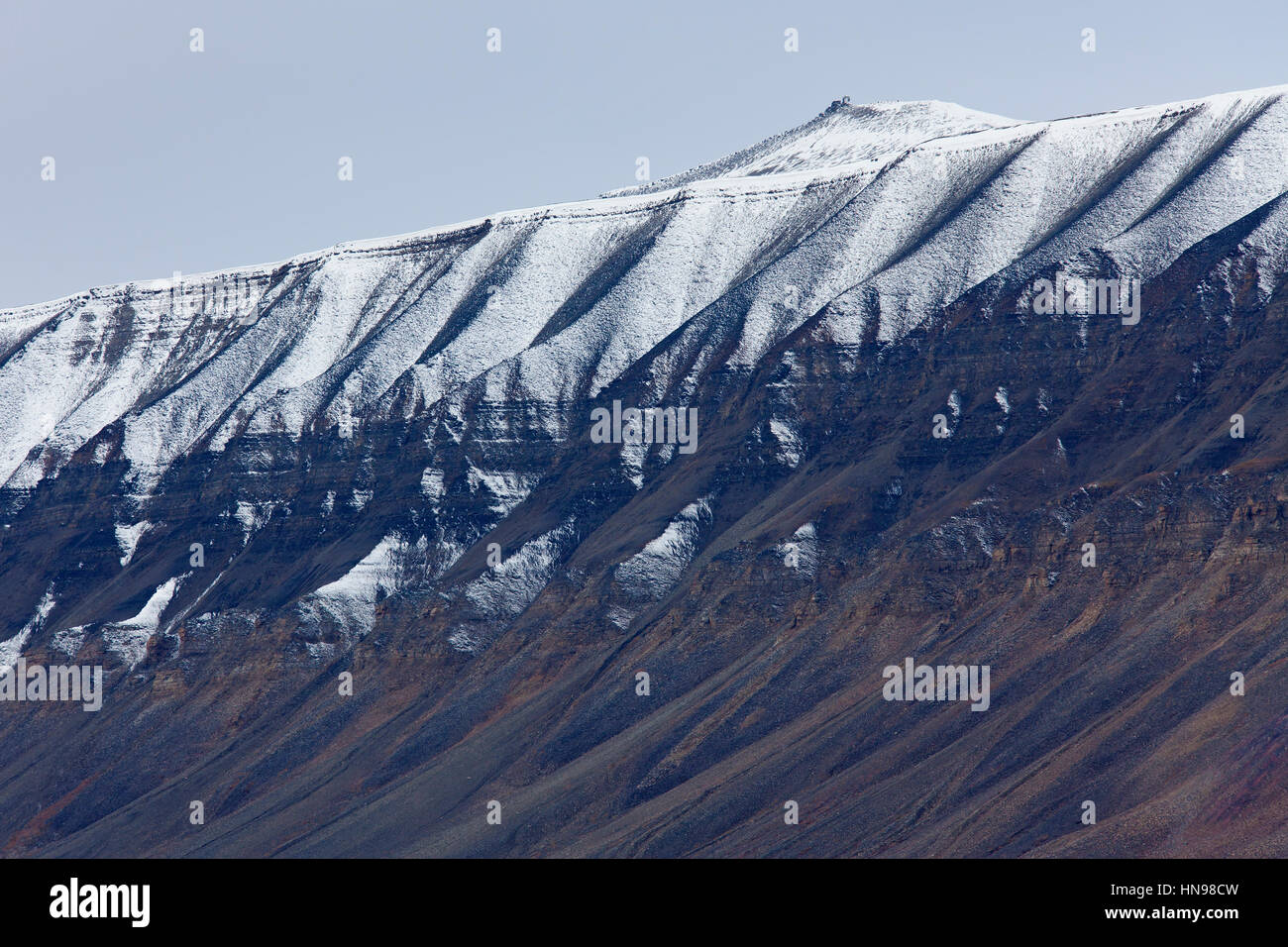 Coperta di neve eroso pendio a Adventdalen, Longyearbyen, Svalbard / Spitsbergen Foto Stock