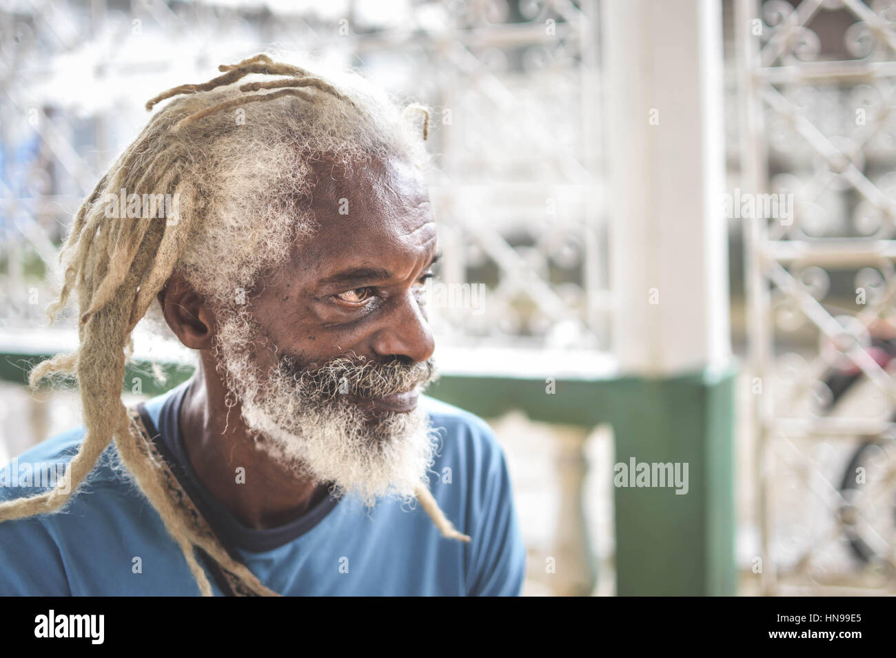 Bluefields, Nicaragua - Luglio 15, 2015: Portret di un anziano uomo rasta con lunghi dreadlocks grigio sulla luglio 15, 2015 a Bluefields, Nicaragua. Caraibi Foto Stock