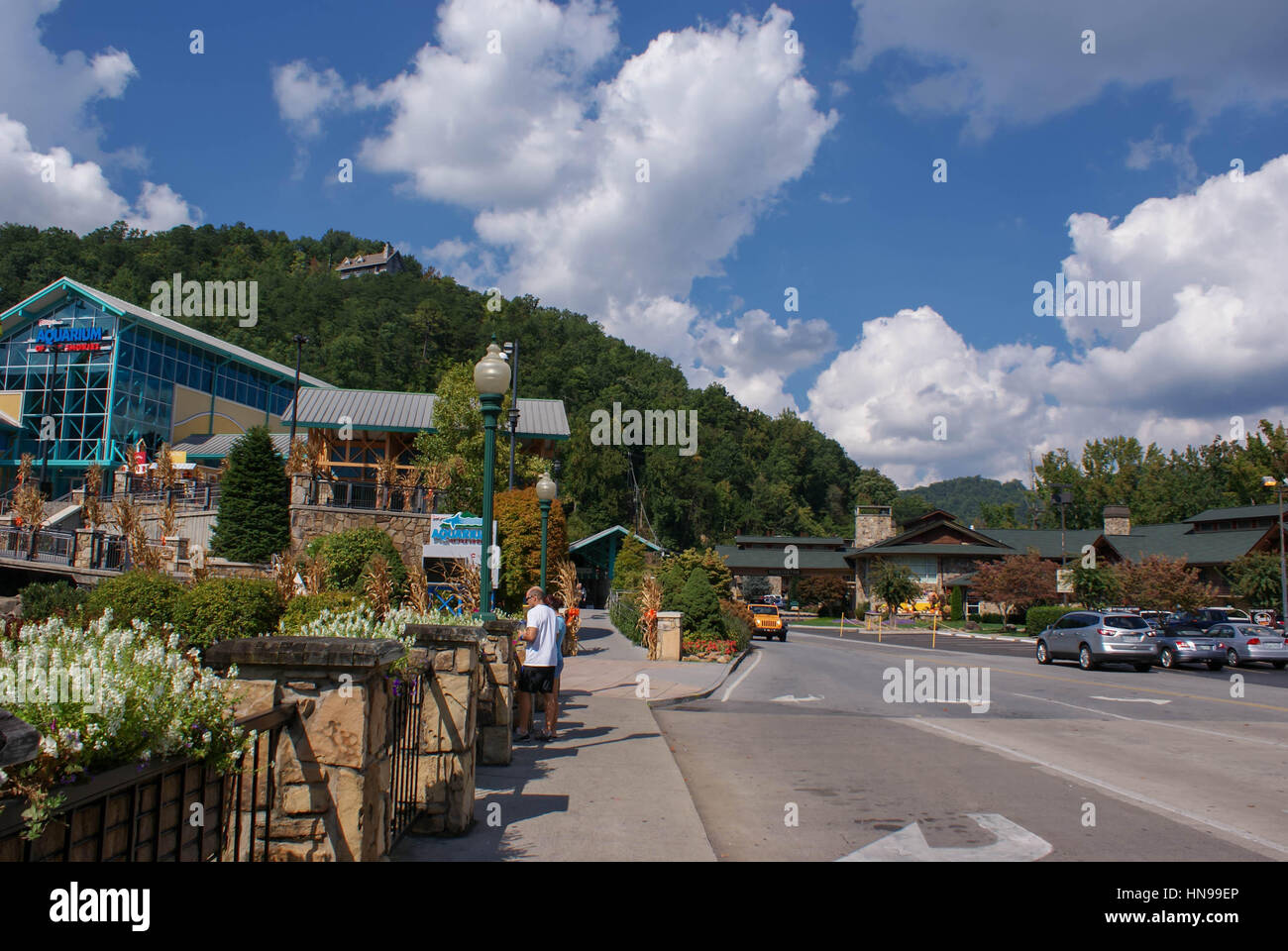 Gatlinburg, Tennessee, Stati Uniti d'America - 1 Ottobre 2014: il centro della piccola cittadina di Gatlinburg e Smoky Mountains paesaggi intorno a esso - i punti salienti di tr Foto Stock