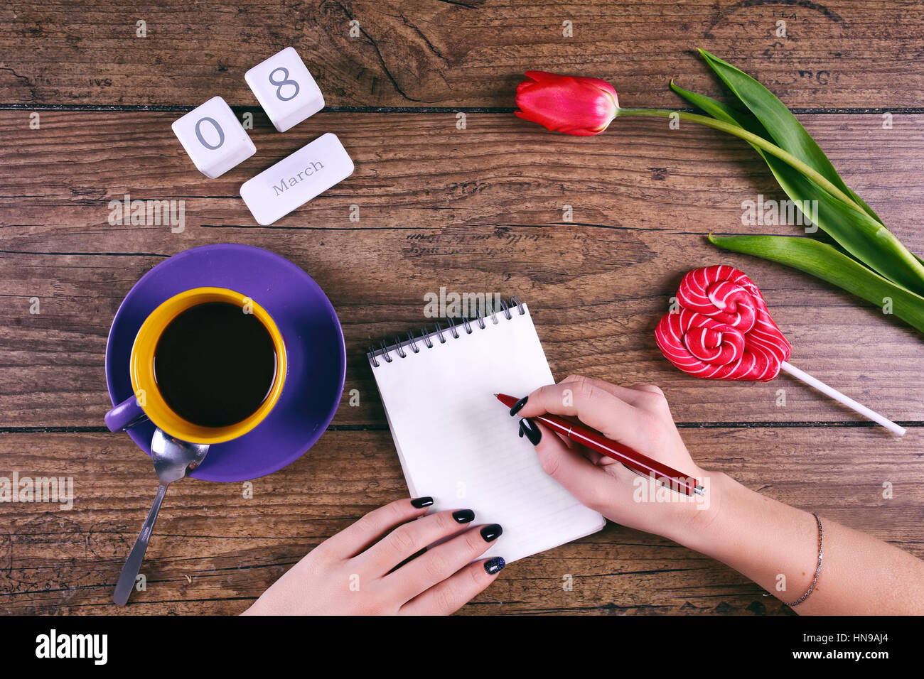 Moman mani la scrittura di messaggi di saluto. Concetto di vacanza. Vista superiore Foto Stock