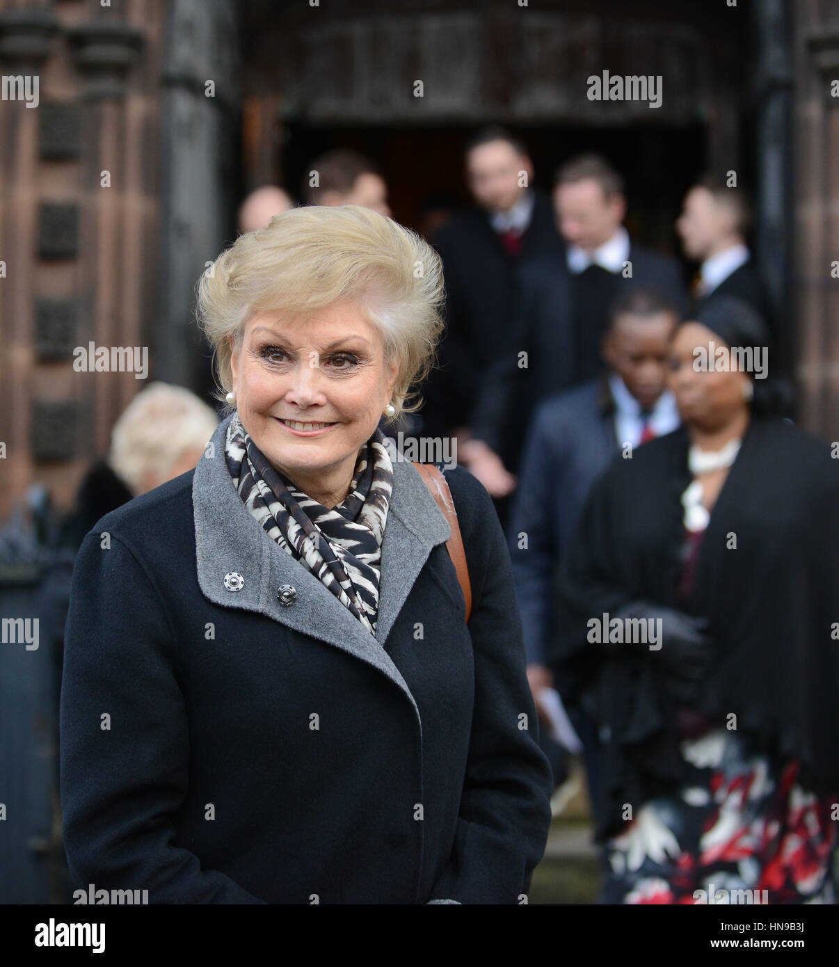 Presentatore televisivo Angela Rippon presso il servizio funebre per la baronessa Rachael Heyoe selce. Foto Stock