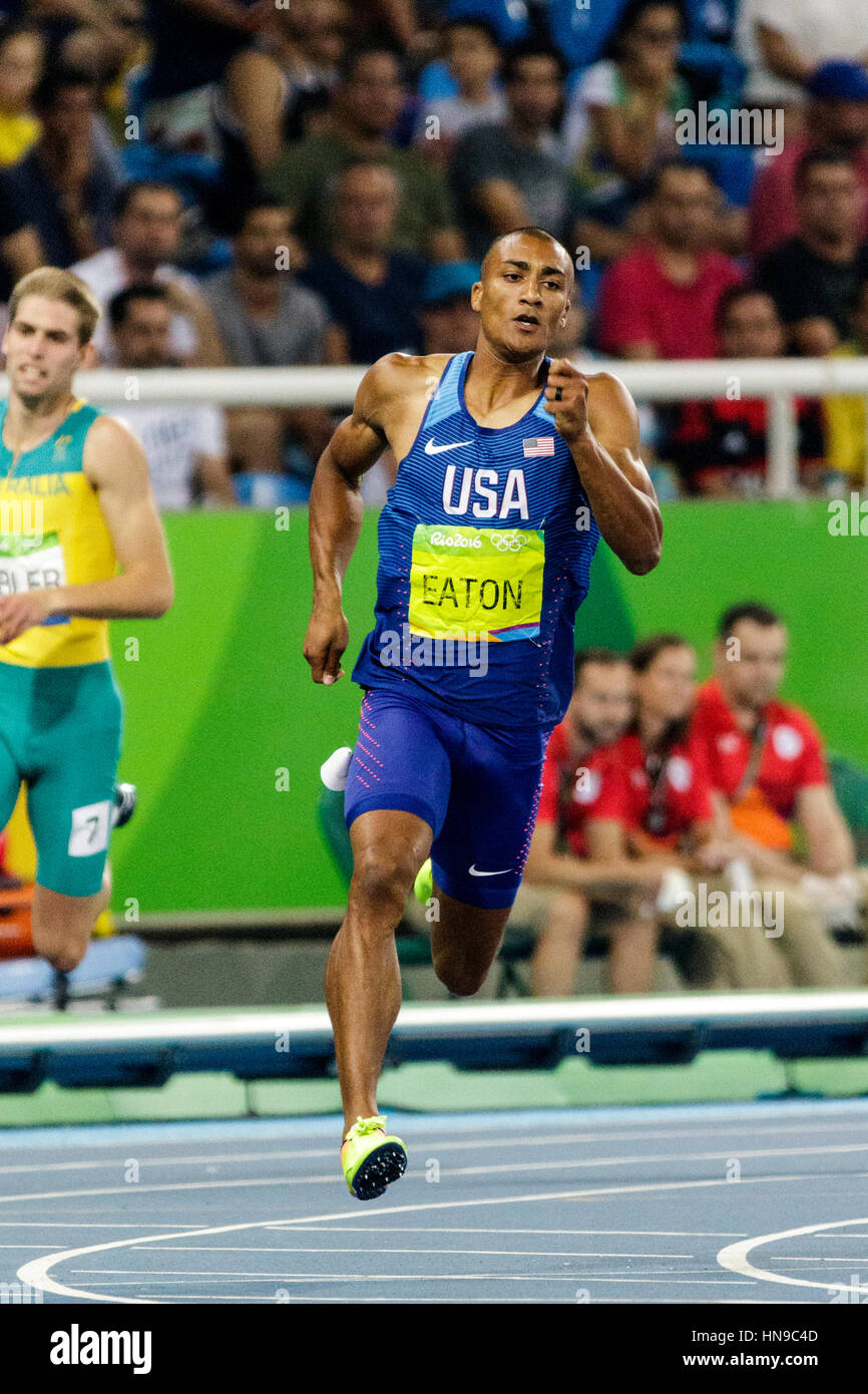 Rio de Janeiro, Brasile. Il 17 agosto 2016. Atletica, Ashton Eaton (USA) competere nel Decathlon 400m al 2016 Olimpiadi estive. ©Paul J. Sut Foto Stock