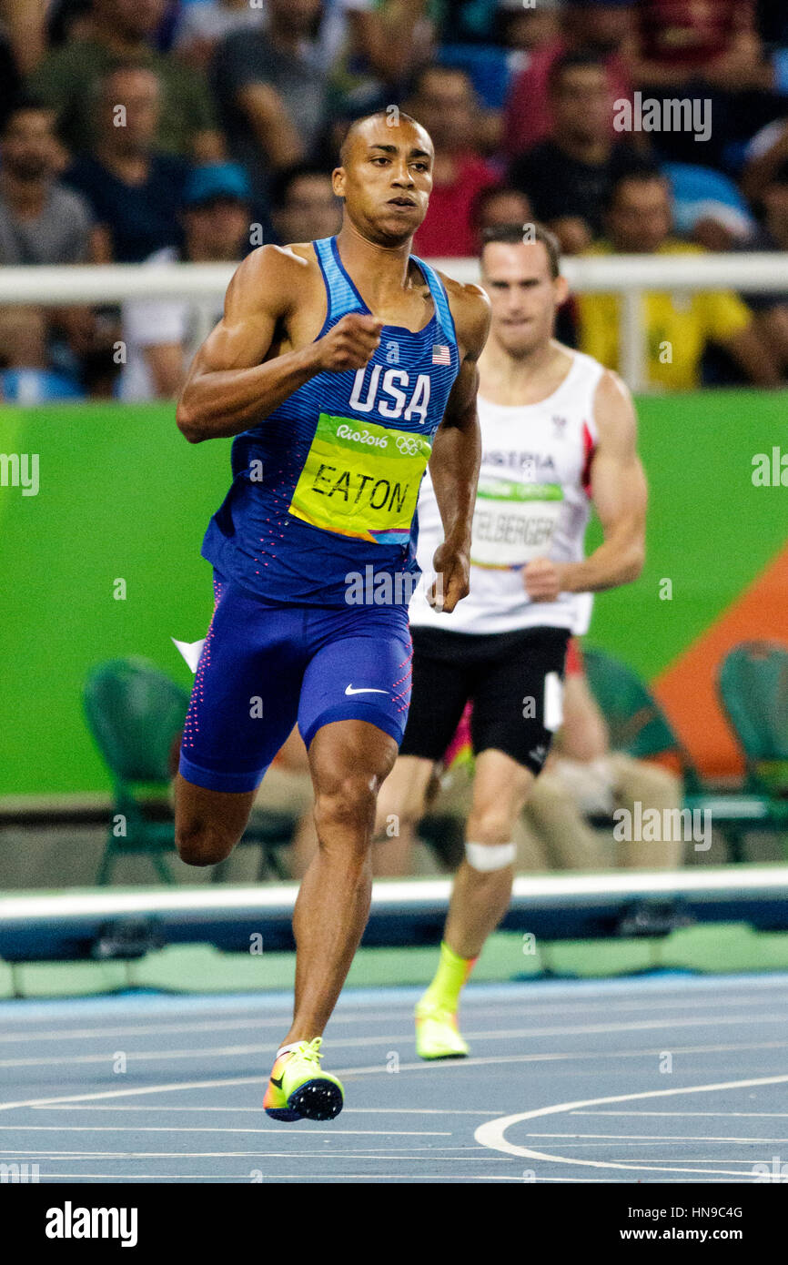 Rio de Janeiro, Brasile. Il 17 agosto 2016. Atletica, Ashton Eaton (USA) competere nel Decathlon 400m al 2016 Olimpiadi estive. ©Paul J. Sut Foto Stock