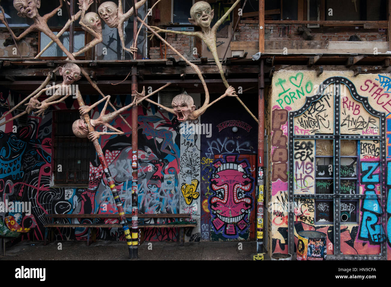 Una facciata di un club di Metelkova Mesto, un urbano squat e autonomo centro sociale in un ex militare di base nel centro di Ljubljana, Slovenia. Foto Stock