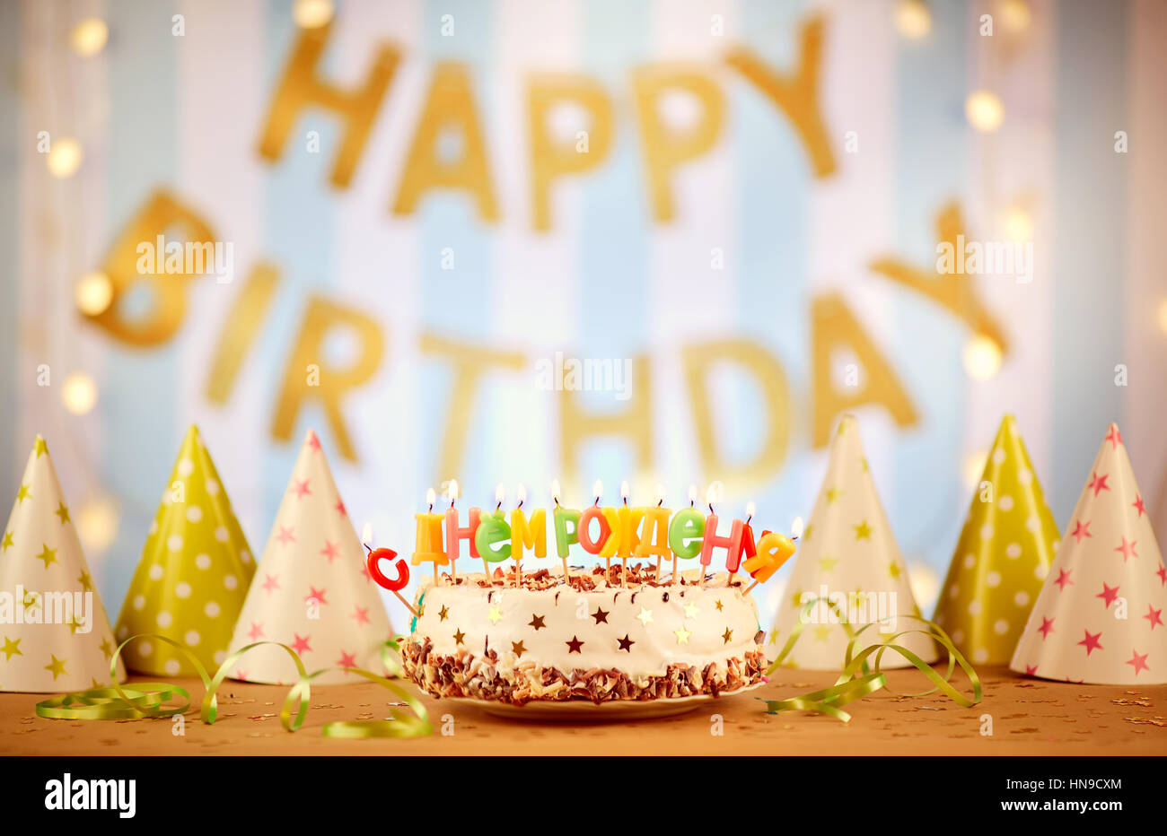 Buon compleanno torta con candele lettere russe sulla backgrou Foto Stock