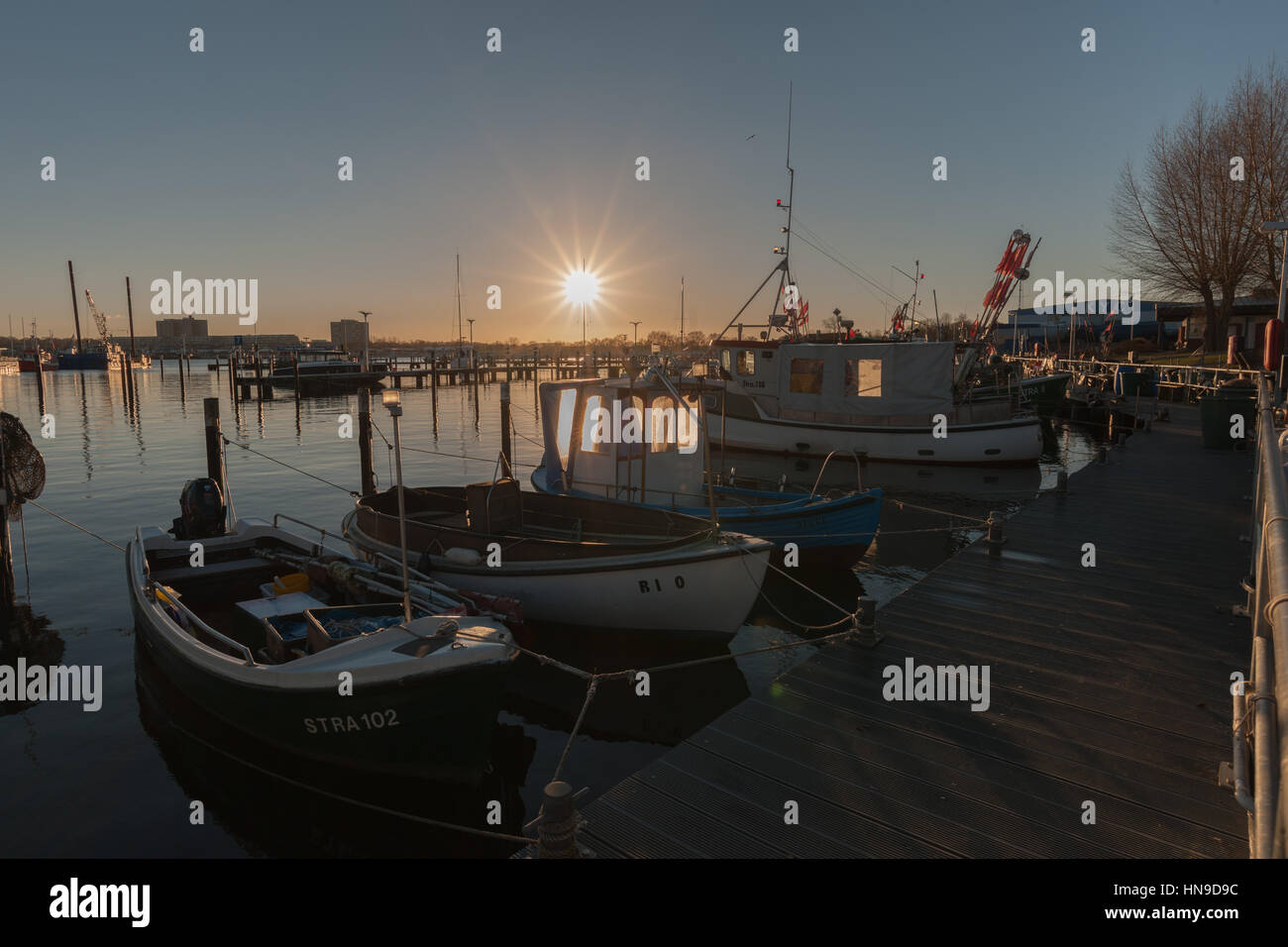 La piccola pesca habor di Strande comunità con le sue barche da pesca del Mar Baltico, Schleswig Holstein, Germania Foto Stock