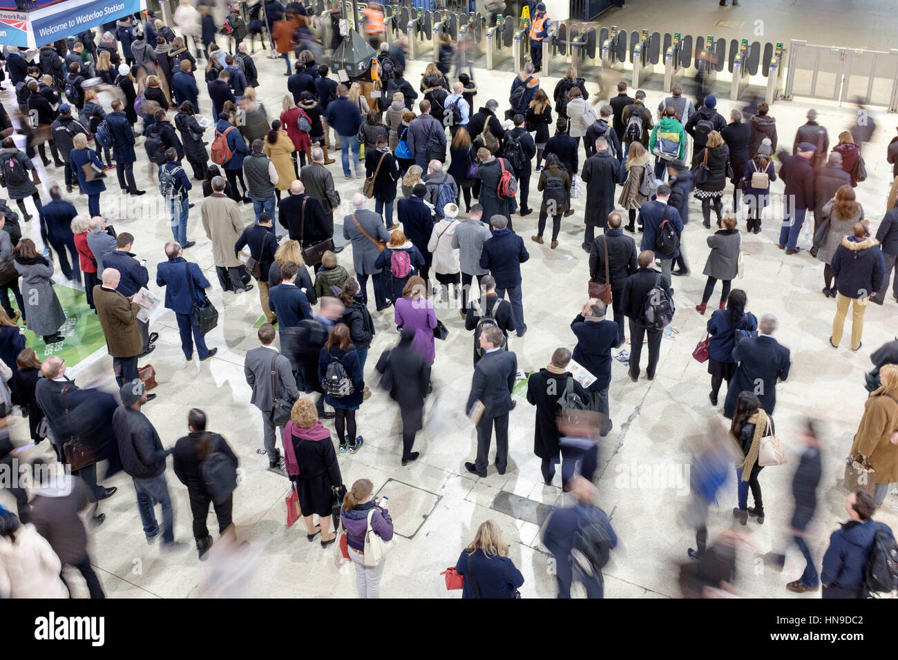 Pendolari in attesa presso la stazione di Waterloo,Londra,Inghilterra Foto Stock