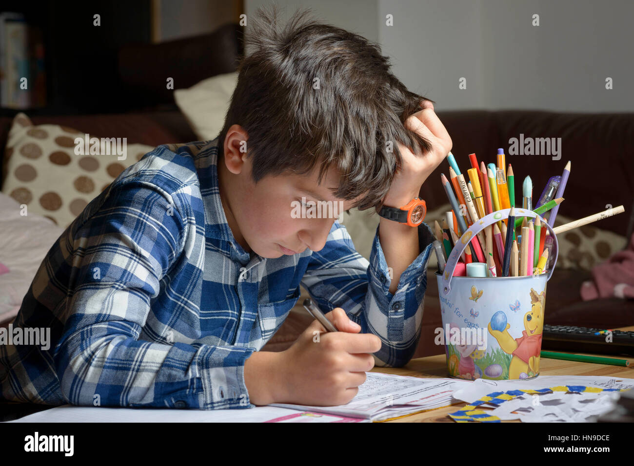 Il ragazzo, lavorando sui suoi compiti Foto Stock