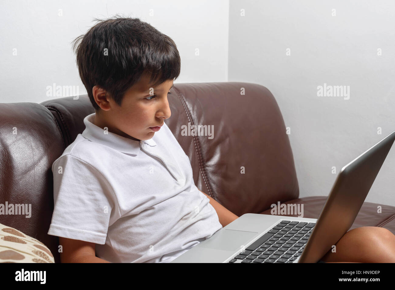 Bambino sul computer portatile Foto Stock