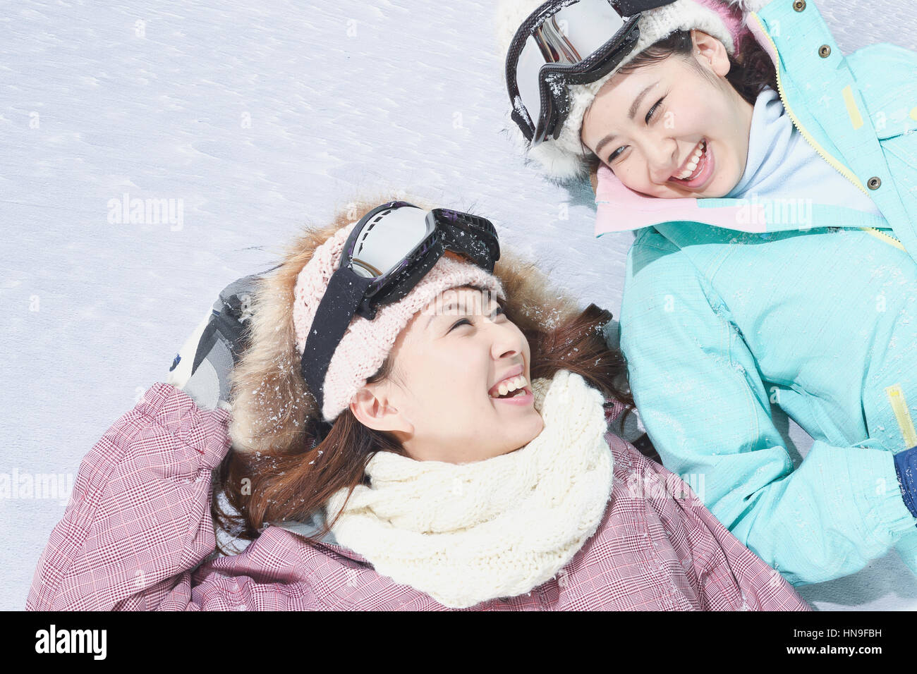 Giovani donne giapponesi lo snowboard Foto Stock