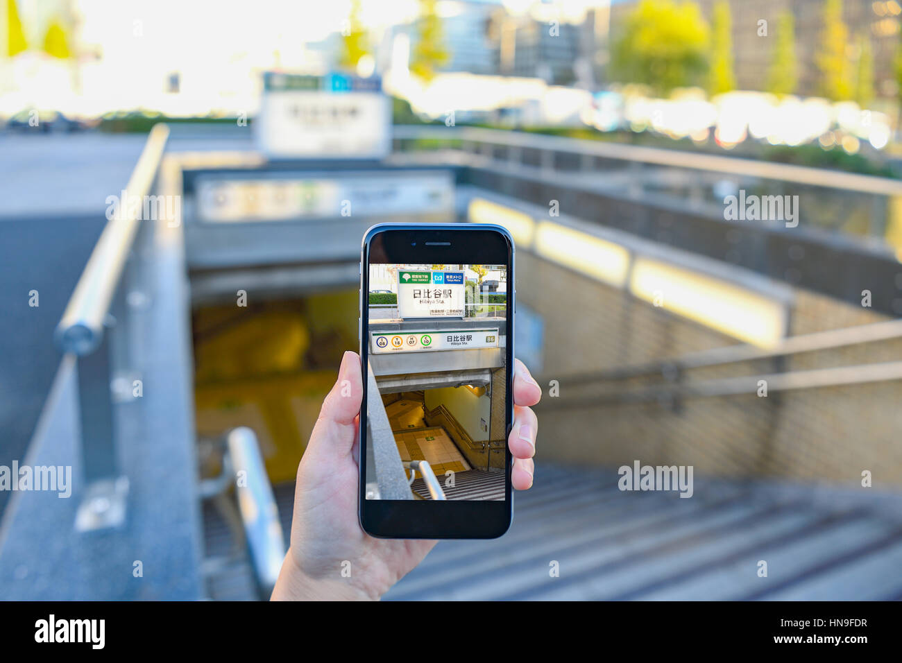 Donna Giapponese utilizzando augumented reality app sullo smartphone centro di Tokyo, Giappone Foto Stock