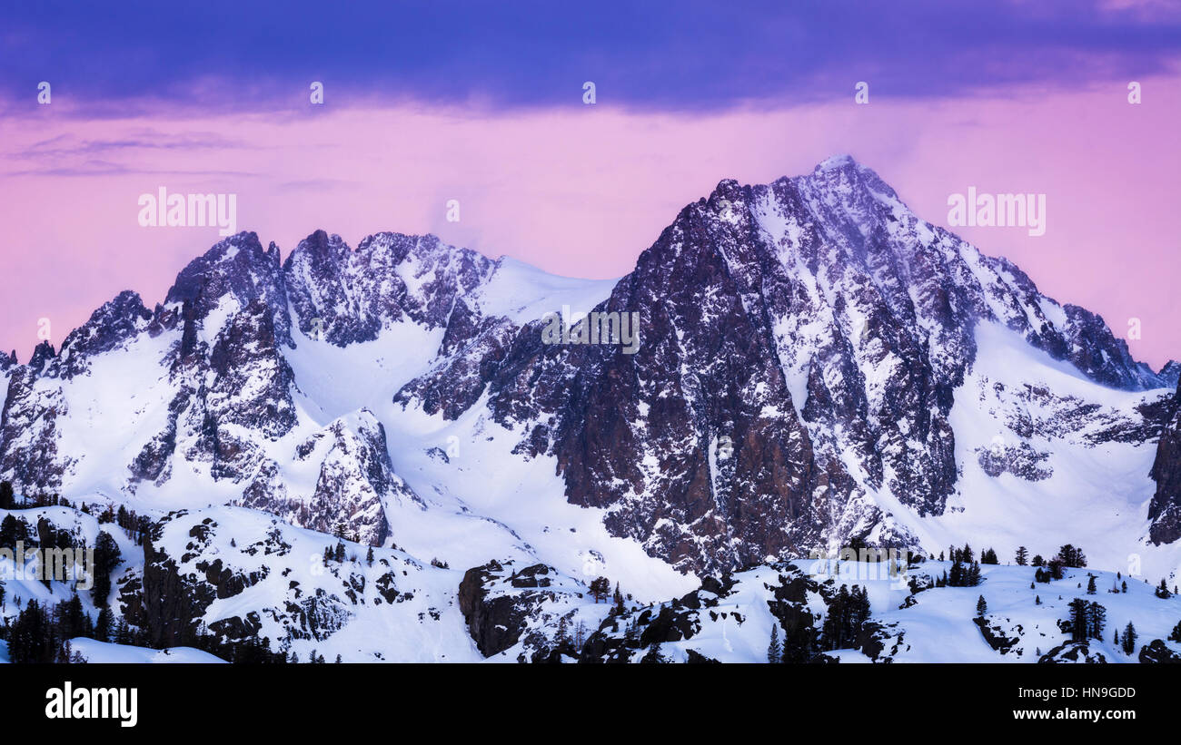 Luce di Alba sul Monte Ritter, Ansel Adams Wilderness, Sierra Nevada, in California, Stati Uniti d'America Foto Stock