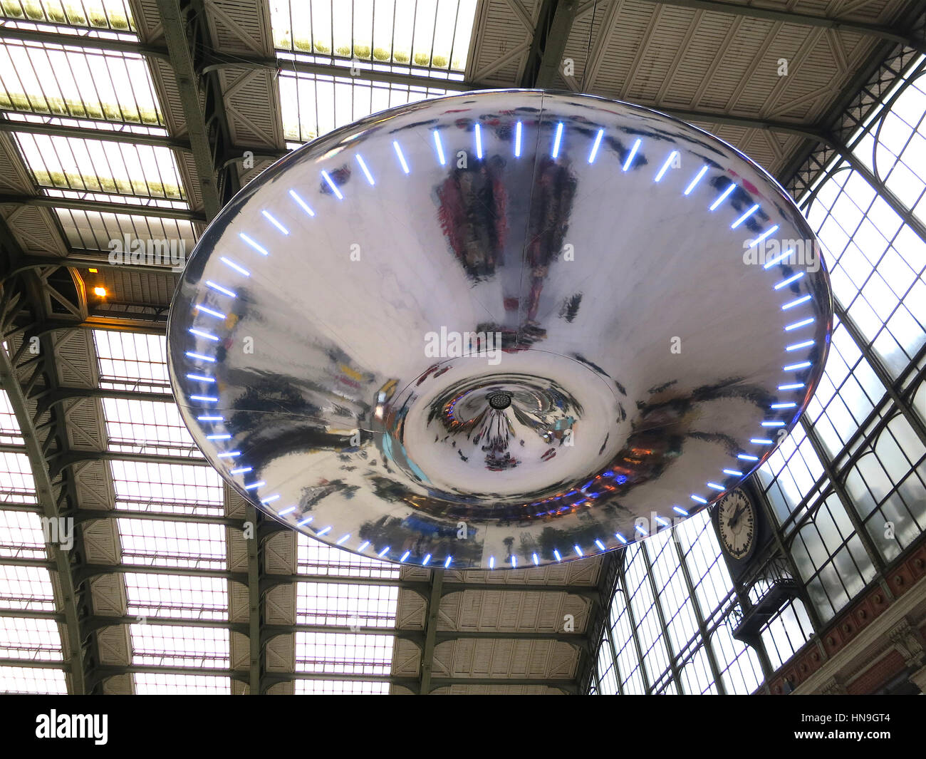 Ross Lovegrove "UFO" l'installazione presso la stazione Lille Flandres, Francia, come parte di Lille3000 Fantastico, inverno 2012. Foto Stock