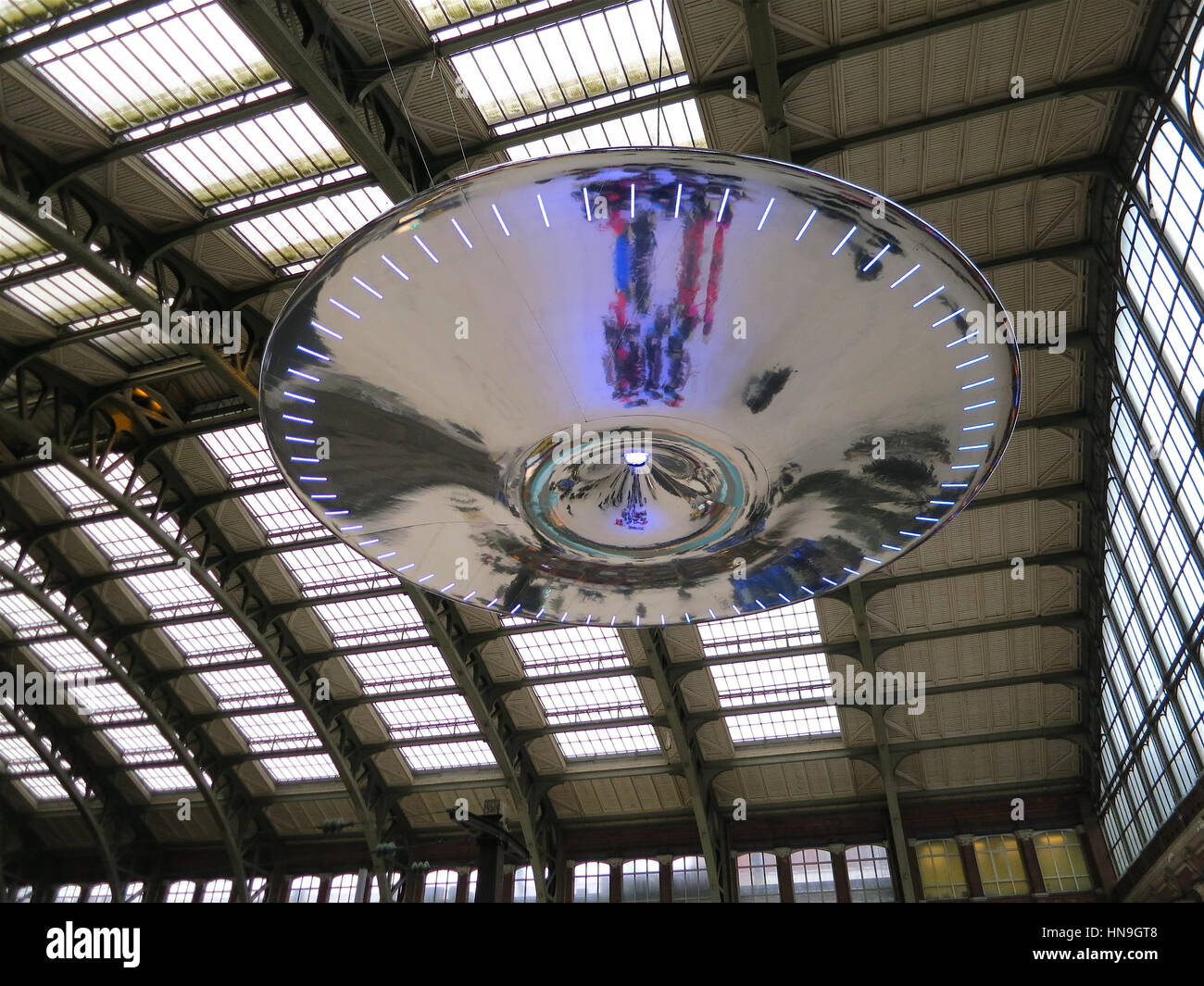 Ross Lovegrove "UFO" l'installazione presso la stazione Lille Flandres, Francia, come parte di Lille3000 Fantastico, inverno 2012. Foto Stock