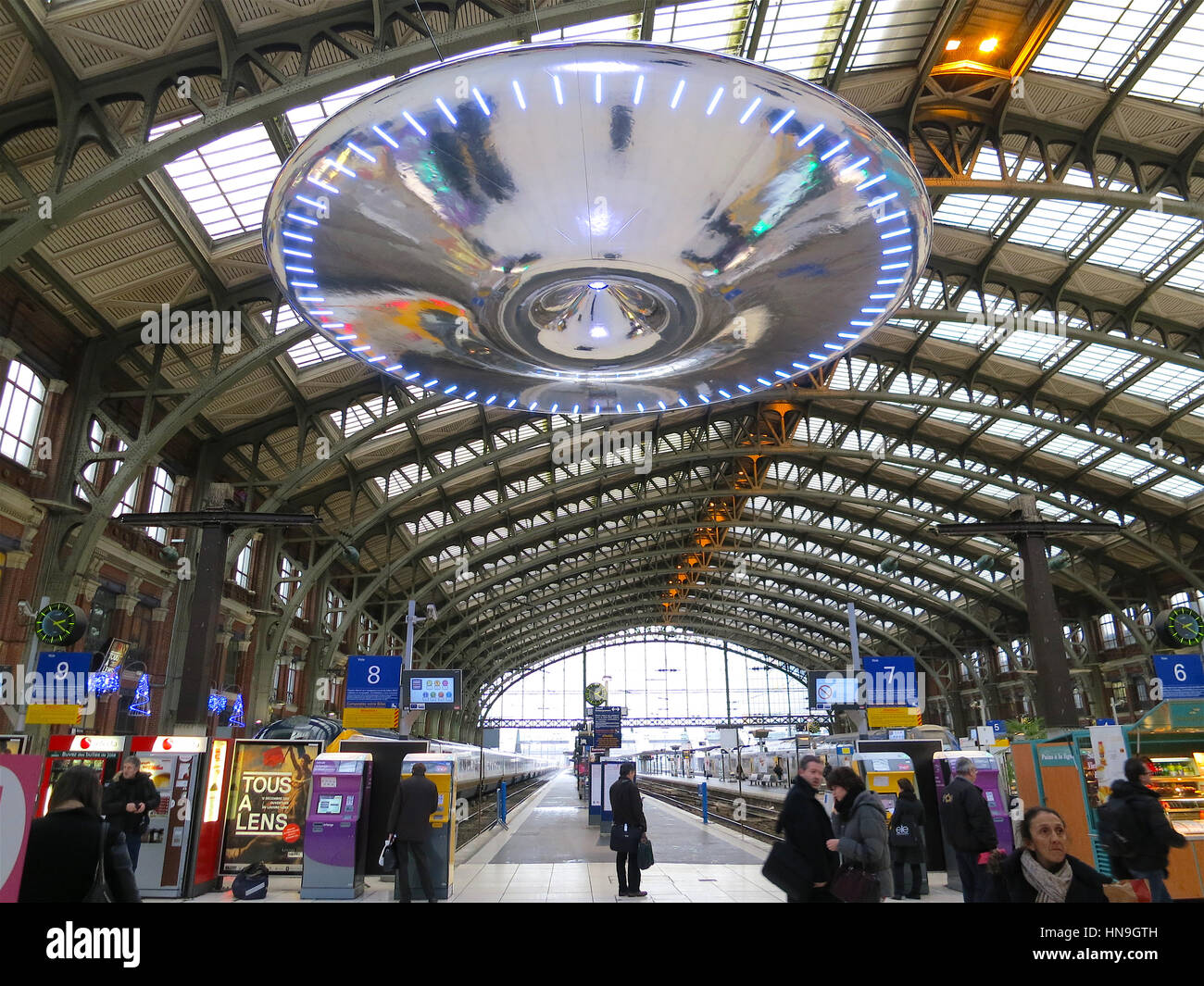 Ross Lovegrove "UFO" l'installazione presso la stazione Lille Flandres, Francia, come parte di Lille3000 Fantastico, inverno 2012. Foto Stock