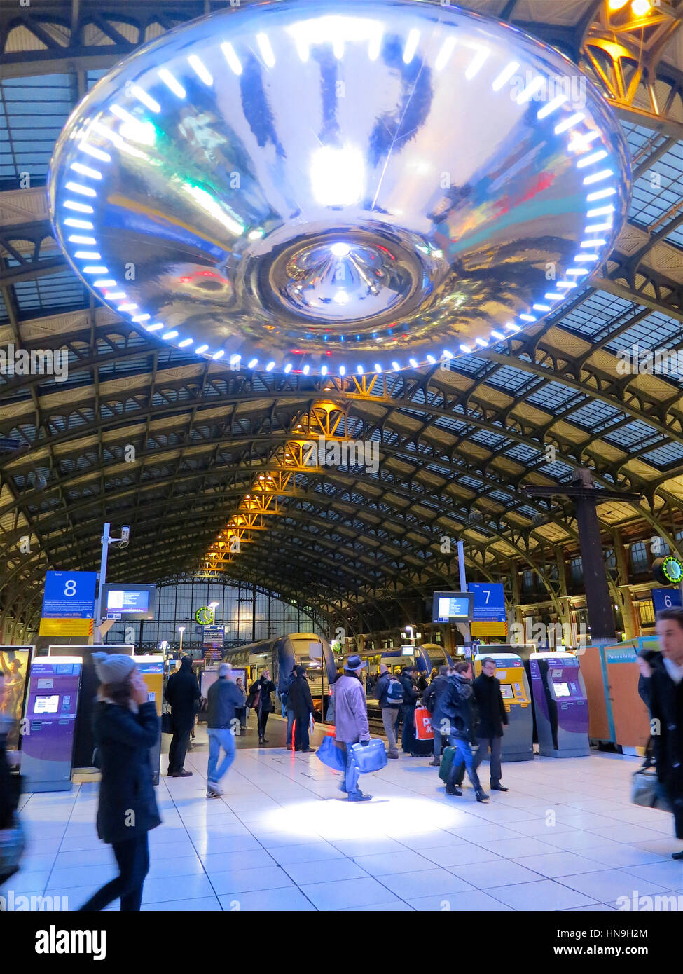 Ross Lovegrove "UFO" l'installazione presso la stazione Lille Flandres, Francia, come parte di Lille3000 Fantastico, inverno 2012. Foto Stock