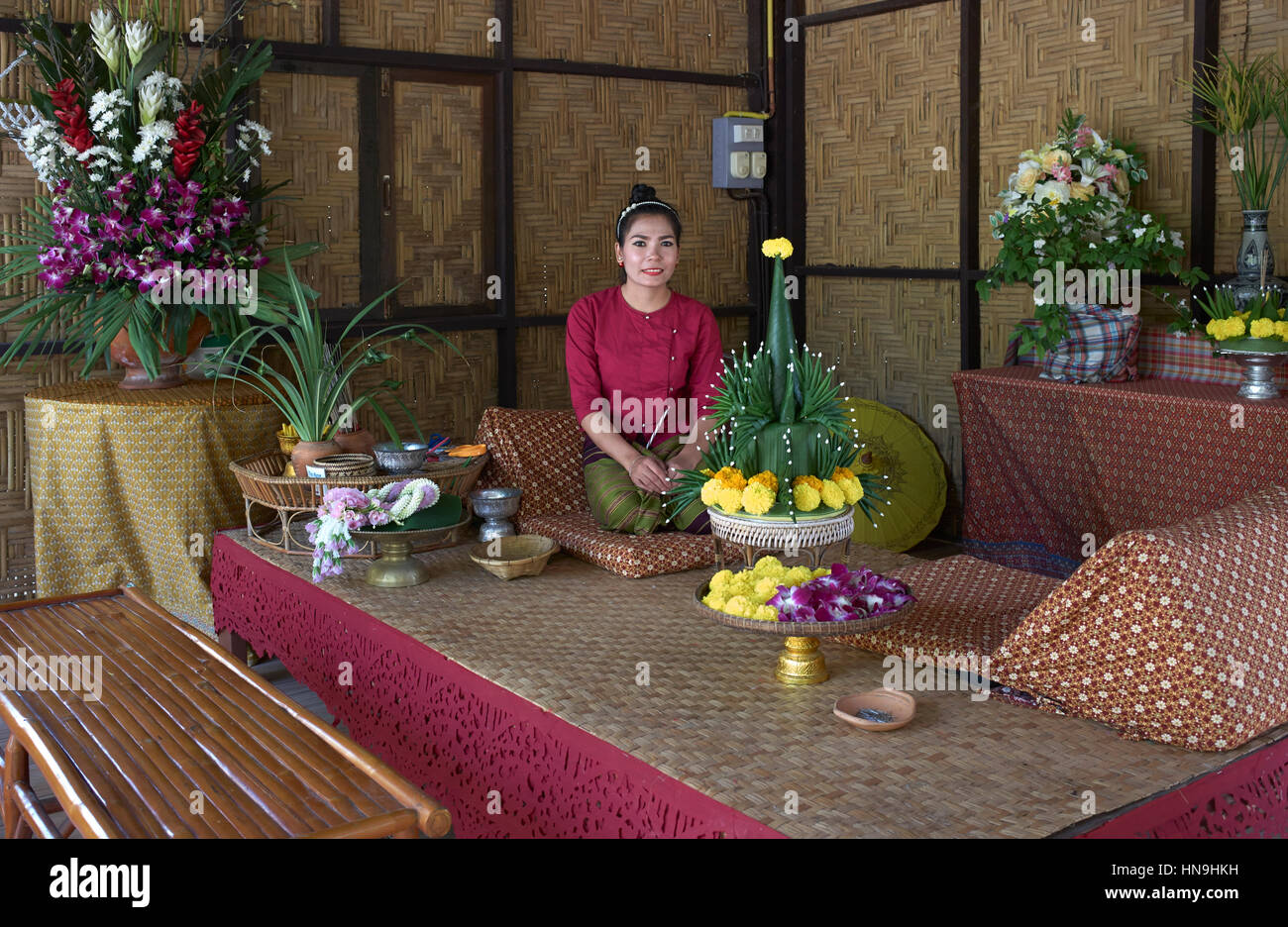 Thailandia interni casa tradizionale con la donna tailandese in abito tradizionale. Centro di arte e cultura thailandese. Thailandia Sud-est asiatico Foto Stock