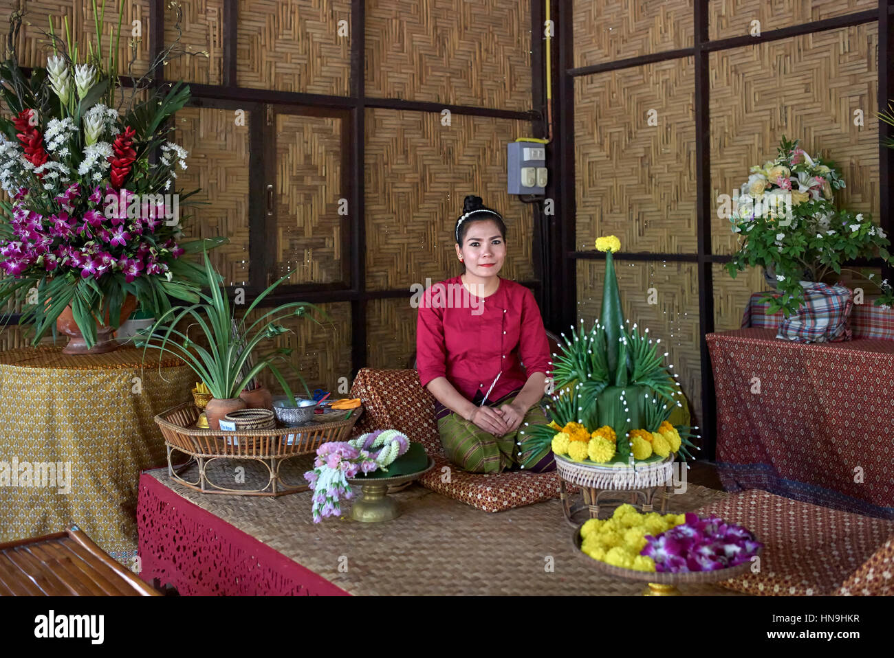 Thailandia interni casa tradizionale con la donna tailandese in abito tradizionale. Centro di arte e cultura thailandese. Thailandia Sud-est asiatico Foto Stock