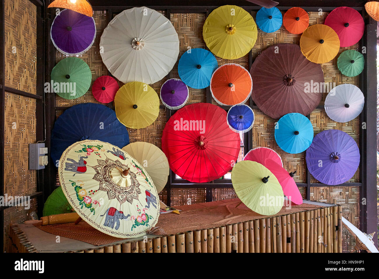 Ombrello thailandese colorato dipinto in un centro di arte e cultura thailandese che mette in risalto l'industria e l'artigianato thailandese, nel Sud-est asiatico Foto Stock