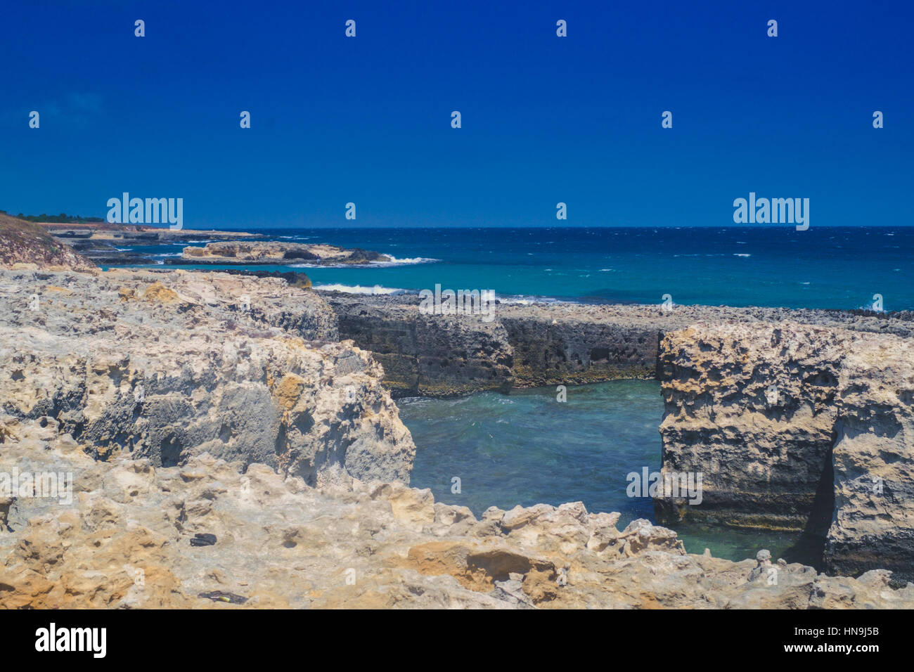 Adriatico costa rocciosa con una vecchia cava di pietra nel Salento, Italia. Foto Stock