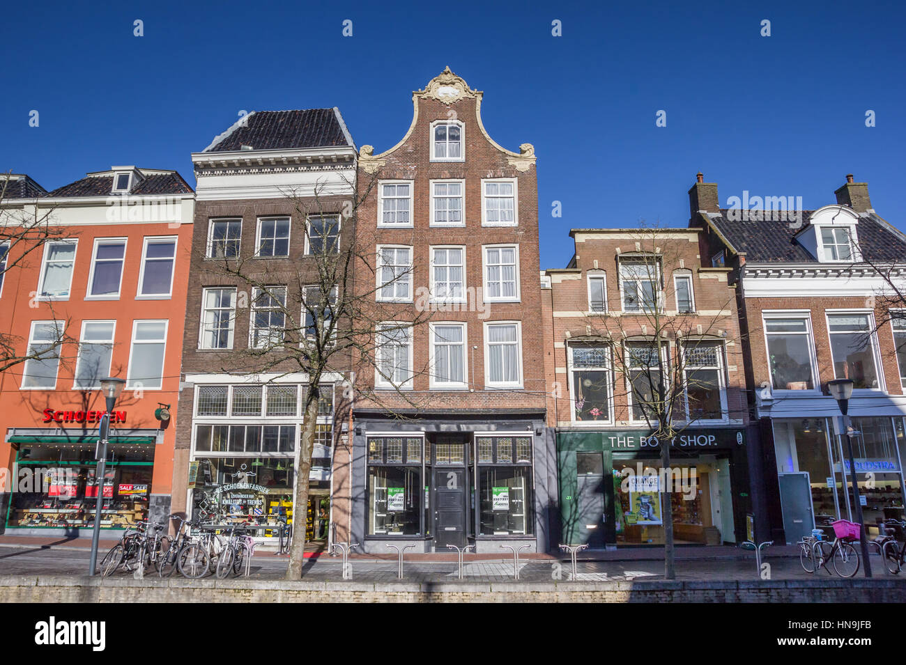 Fila di tipiche case olandese di Leeuwarden, in Olanda Foto Stock