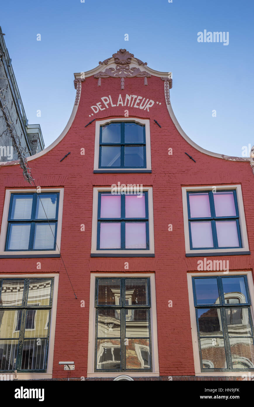 Vecchia casa rossa nel centro di Leeuwarden, Paesi Bassi Foto Stock