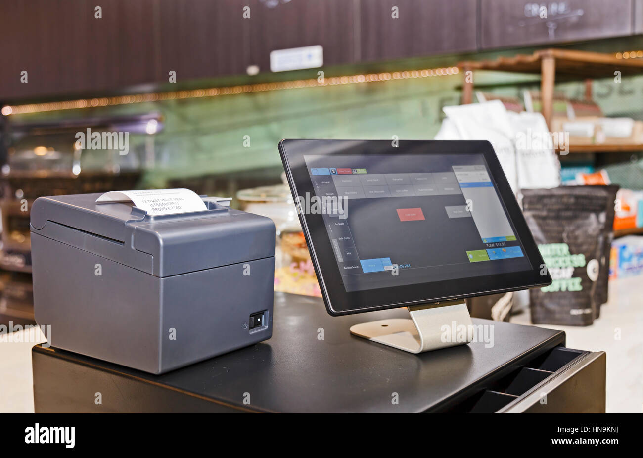 Punto vendita retail service terminale computerizzato nella caffetteria. Touch screen basato su tablet PC con il software di interfaccia per camerieri con registratore di cassa di un Foto Stock