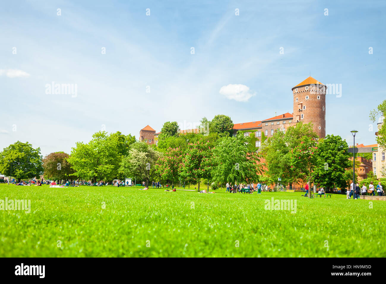 Cracovia in Polonia - Giugno 08, 2016: la gente camminare vicino complesso storico del Castello Reale di Wawel con ben visibile la torre Sandomierska sullo sfondo di Kr Foto Stock