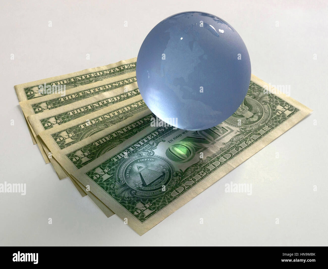 Globo con dollar note e tracciato di ritaglio Foto Stock