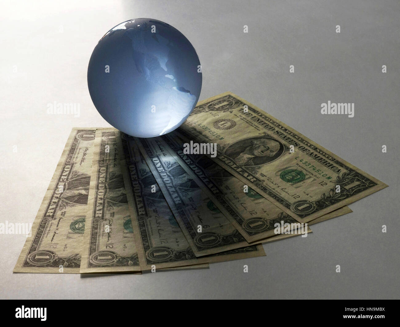 Globo con note del dollaro di tracciato di ritaglio Foto Stock
