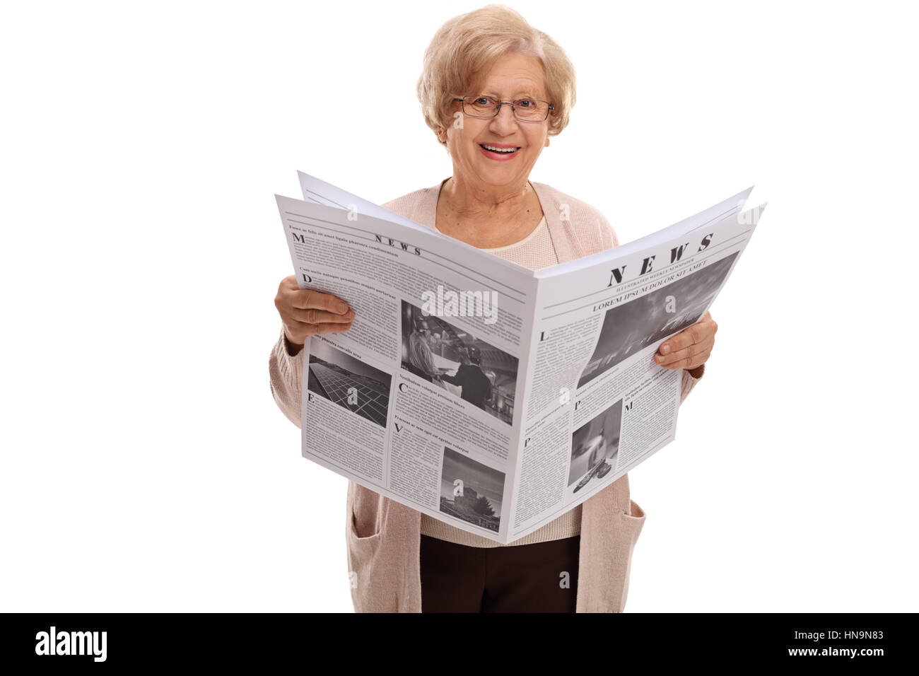 Donna matura tenendo un giornale e guardando la telecamera isolata su sfondo bianco Foto Stock