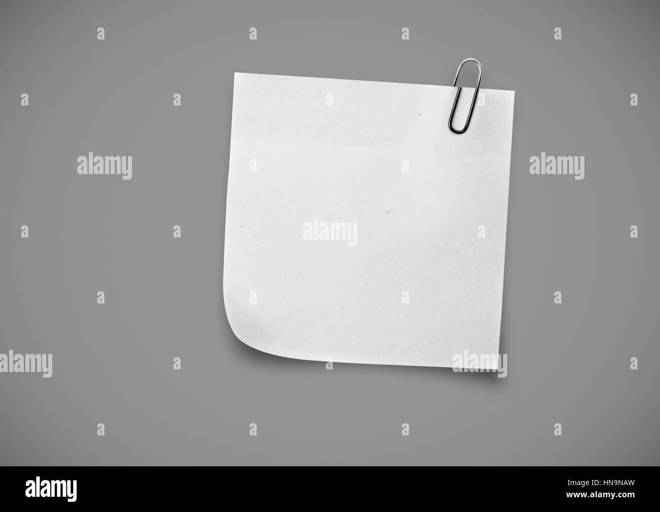 Composito Digitale di bianco nota adesiva contro uno sfondo grigio Foto Stock