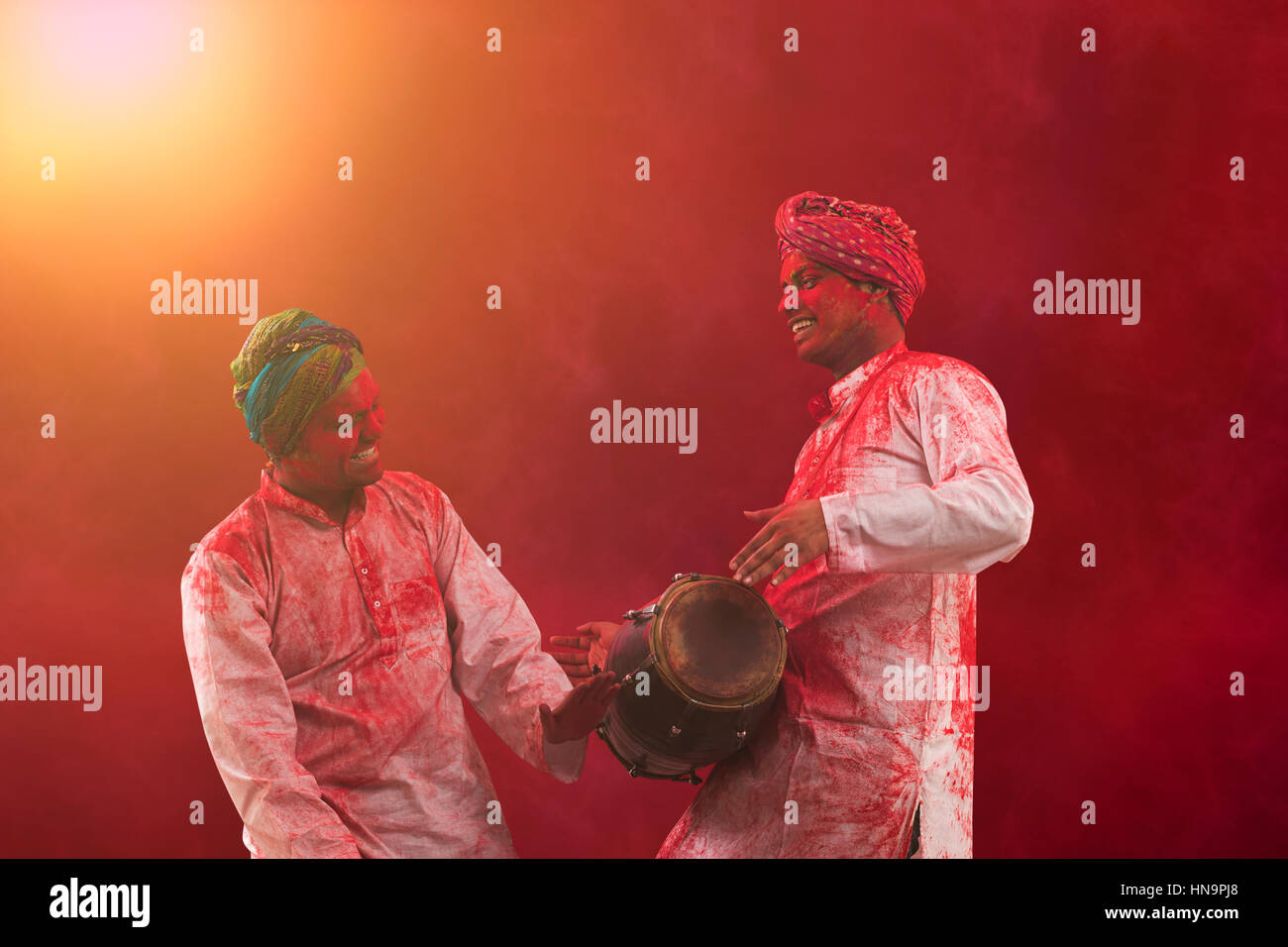 Due giovani indiani gli uomini con la faccia colorata balli durante Holi festival a colori Foto Stock