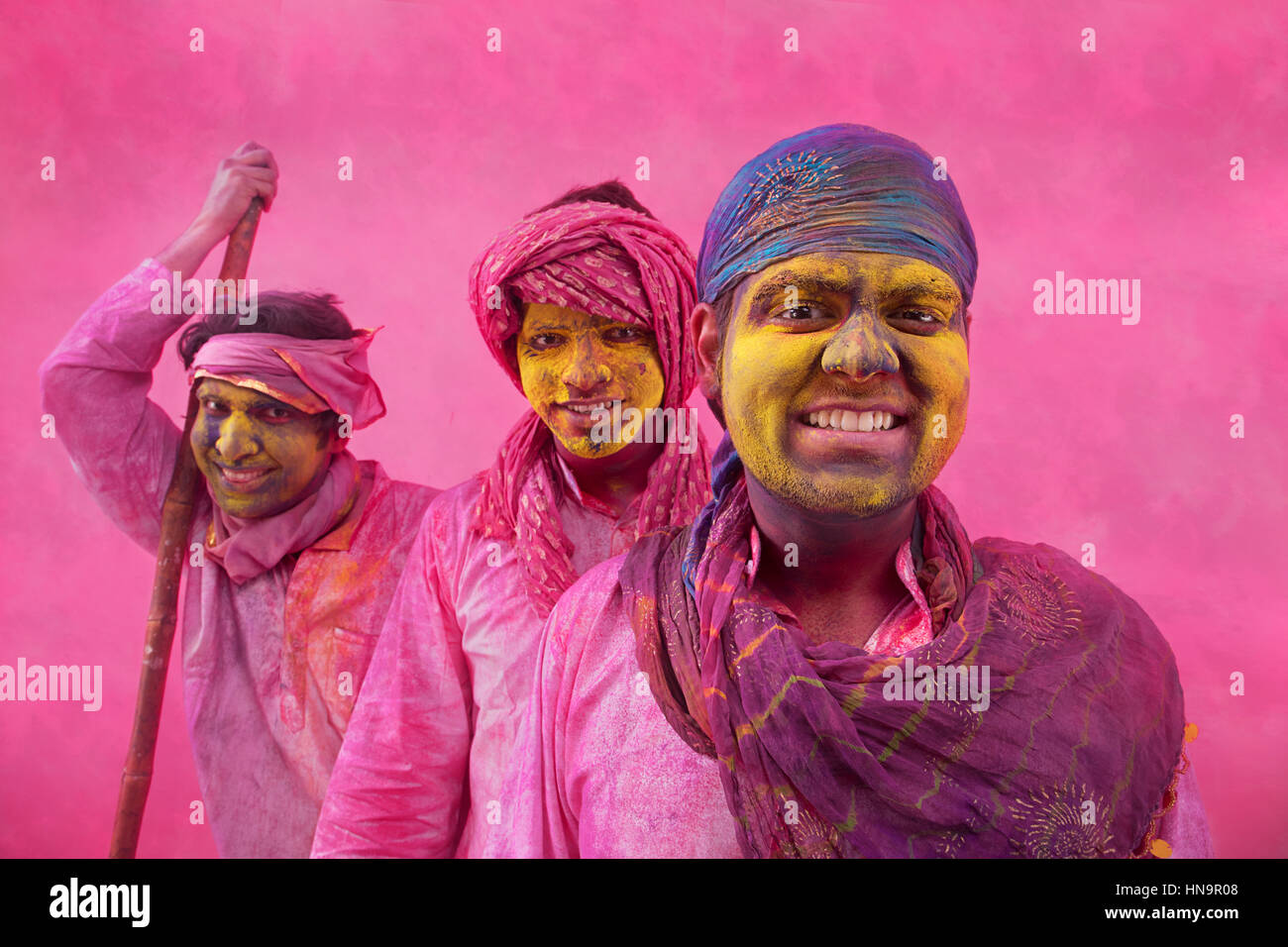Ritratto di uomini indiano giocando holi Foto Stock