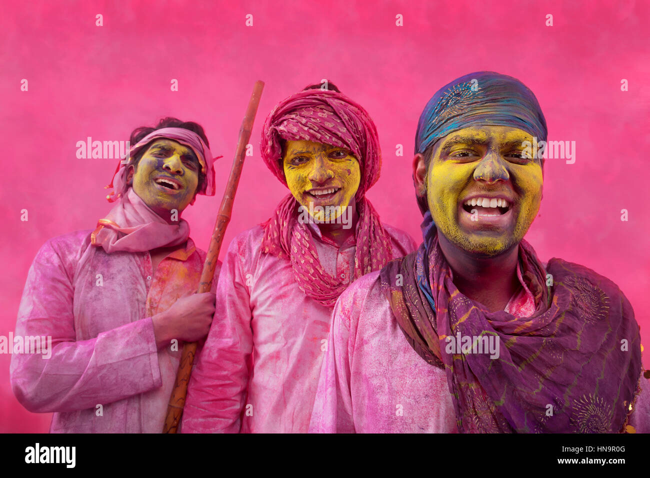 Ritratto di uomini indiano giocando holi Foto Stock