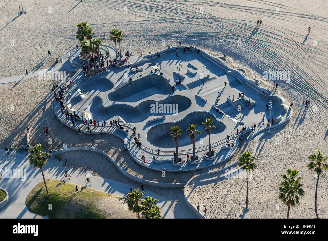 Los Angeles, California, Stati Uniti d'America - 17 dicembre 2016: Antenna del popolare parco di skateboard a Venice Beach in California del Sud. Foto Stock
