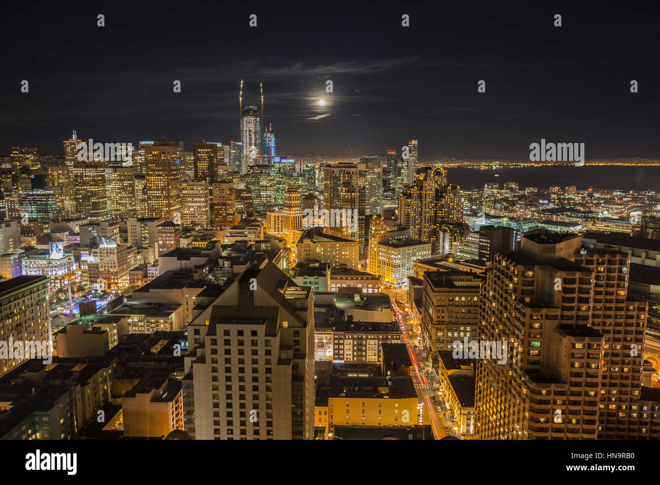San Francisco, California, Stati Uniti d'America - 13 Gennaio 2017: notte cityscape vista dello skyline di moon rising oltre la Baia di San Francisco. Foto Stock