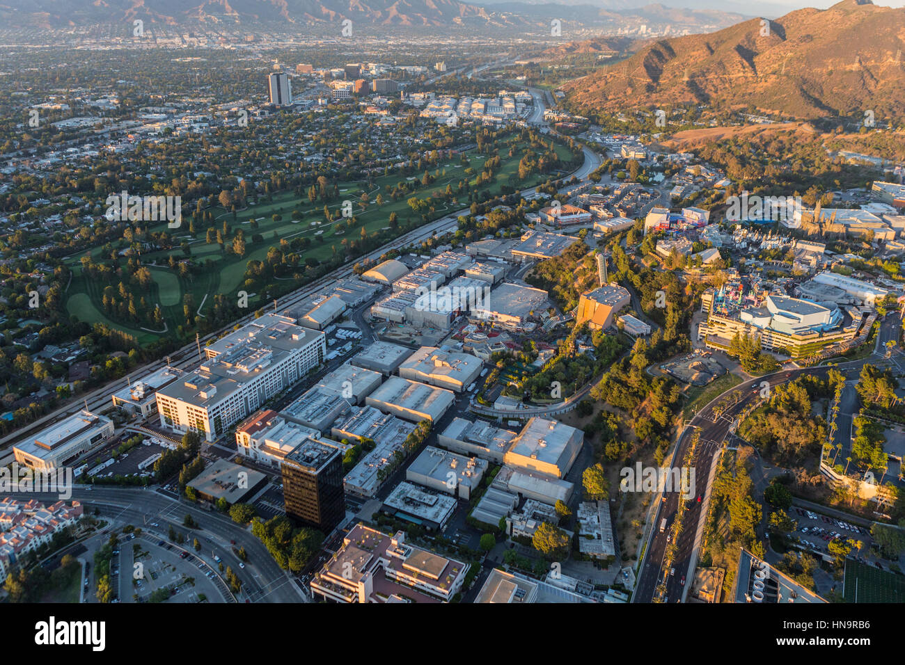 Los Angeles, California, Stati Uniti d'America - 21 Luglio 2016: tardo pomeriggio antenna della Universal City Studios, Burbank e Griffith Park. Foto Stock