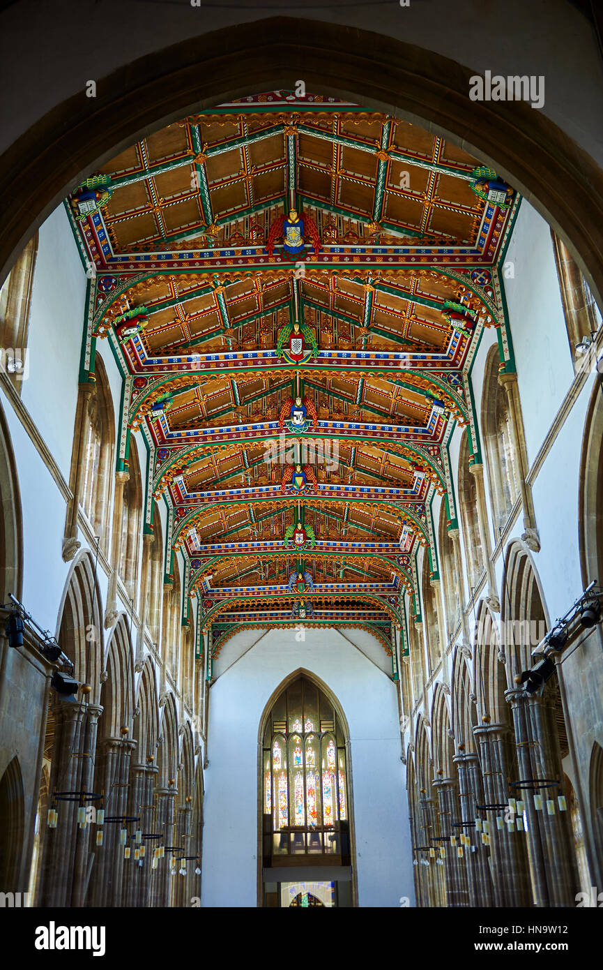 Xv secolo in stile gotico dipinta in legno angelo tetto, restaurata nel 1963, la chiesa di St Cuthbert, pozzi, Somerset, Inghilterra Foto Stock