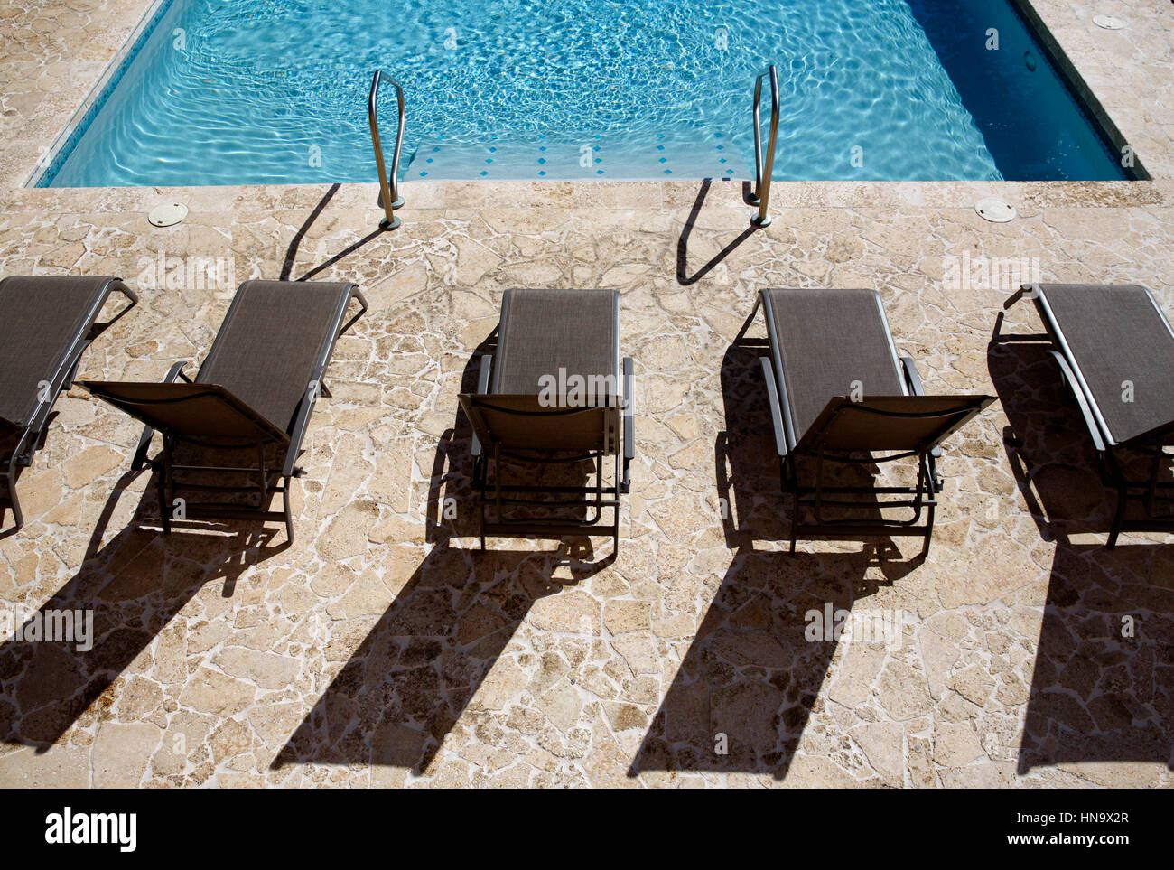 Chaise longue sedie, hotel piscina, Puerto Rico Foto Stock